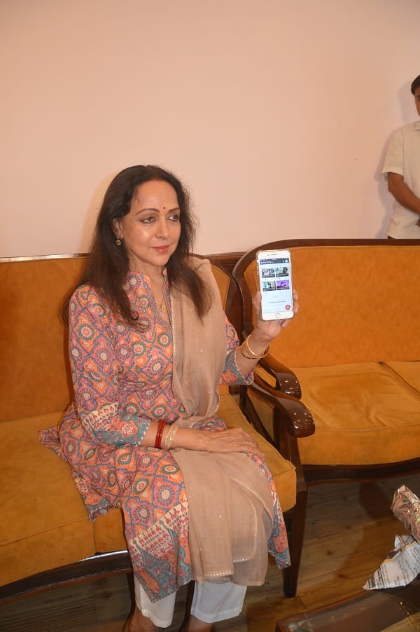 dream girl hema malini likes amar ujala mycity app and said wonderful after launching it in mathura