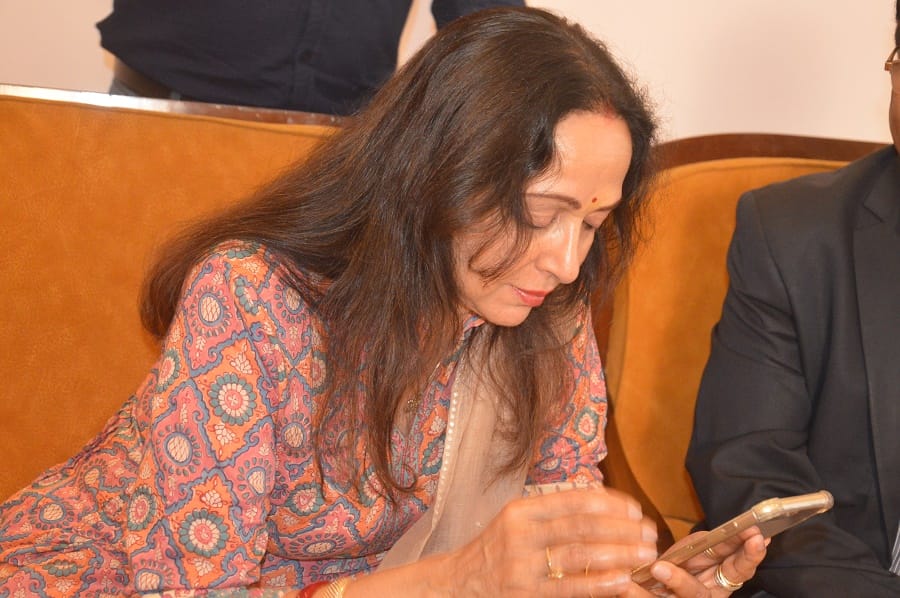 hema malini personal secretary in mathura beaing threaten by bhartiya janta party office bearer 