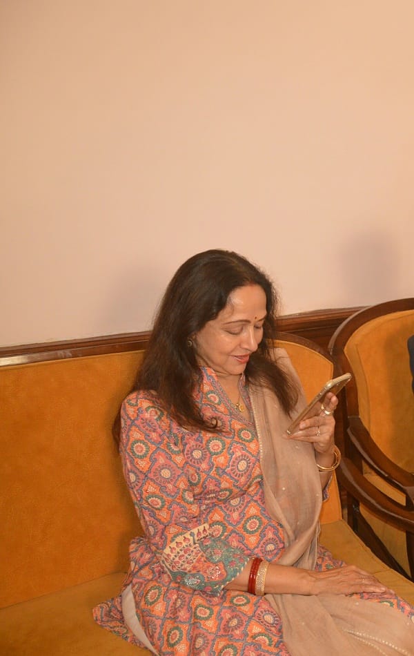 dream girl hema malini likes amar ujala mycity app and said wonderful after launching it in mathura