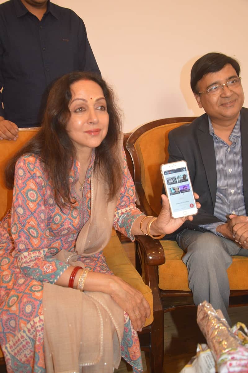dream girl hema malini likes amar ujala mycity app and said wonderful after launching it in mathura