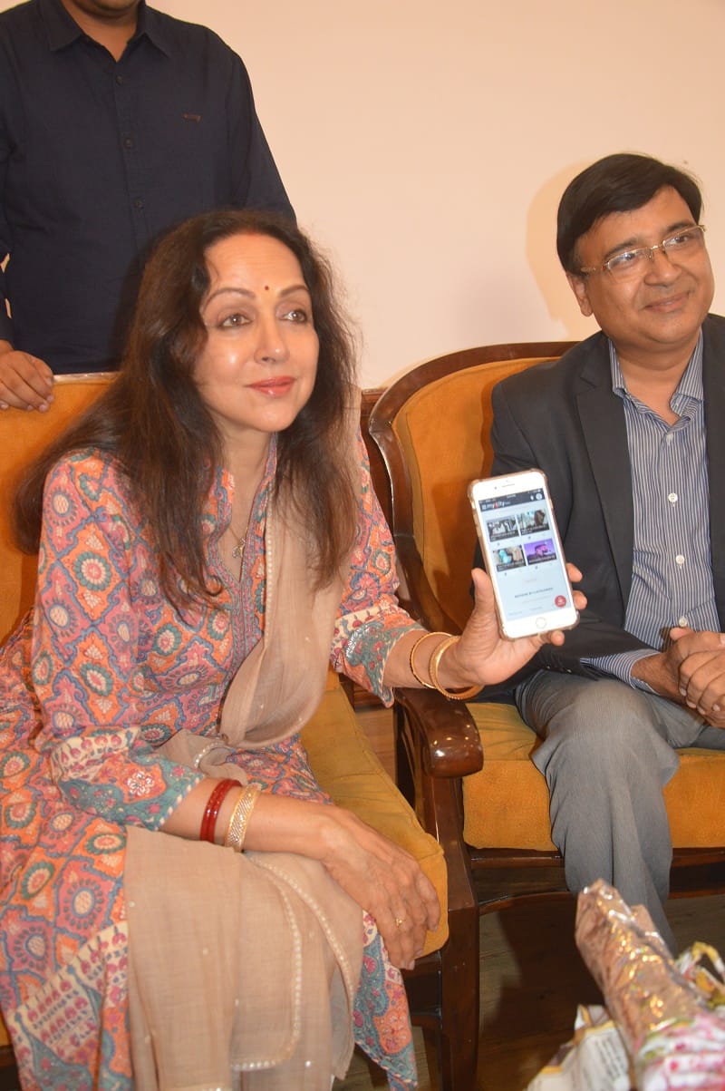 dream girl hema malini likes amar ujala mycity app and said wonderful after launching it in mathura