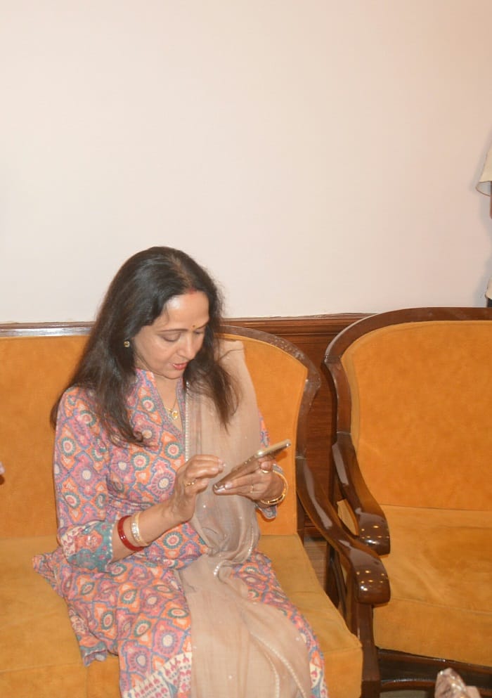 dream girl hema malini likes amar ujala mycity app and said wonderful after launching it in mathura