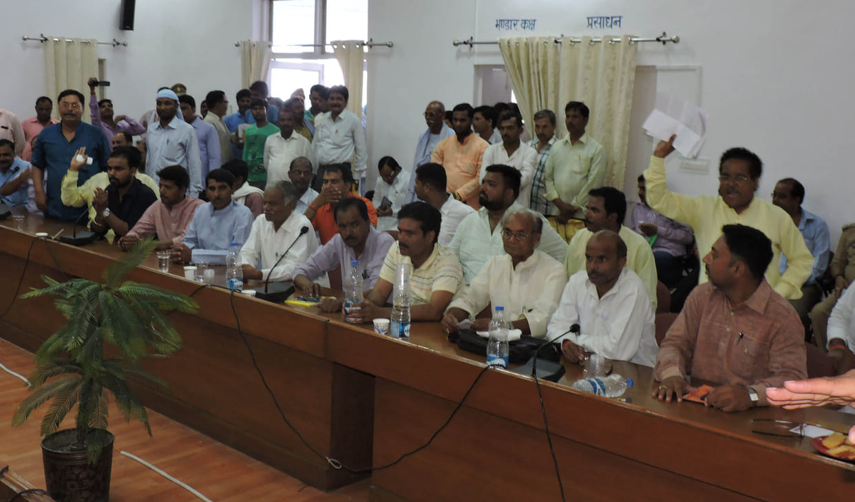 In-charge in front of the minister in charge, the government's poll