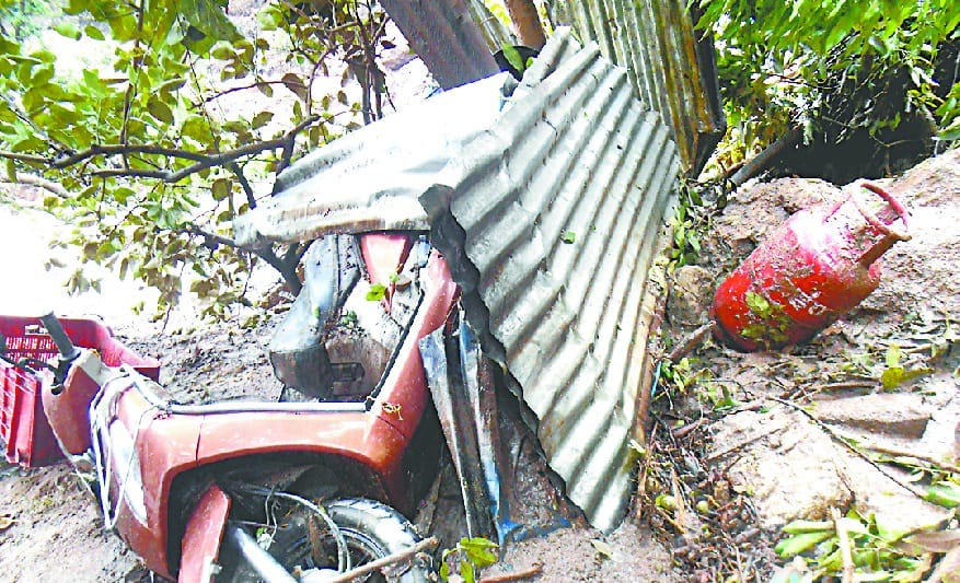 In the wreck spread all around till now the valuable things of the people