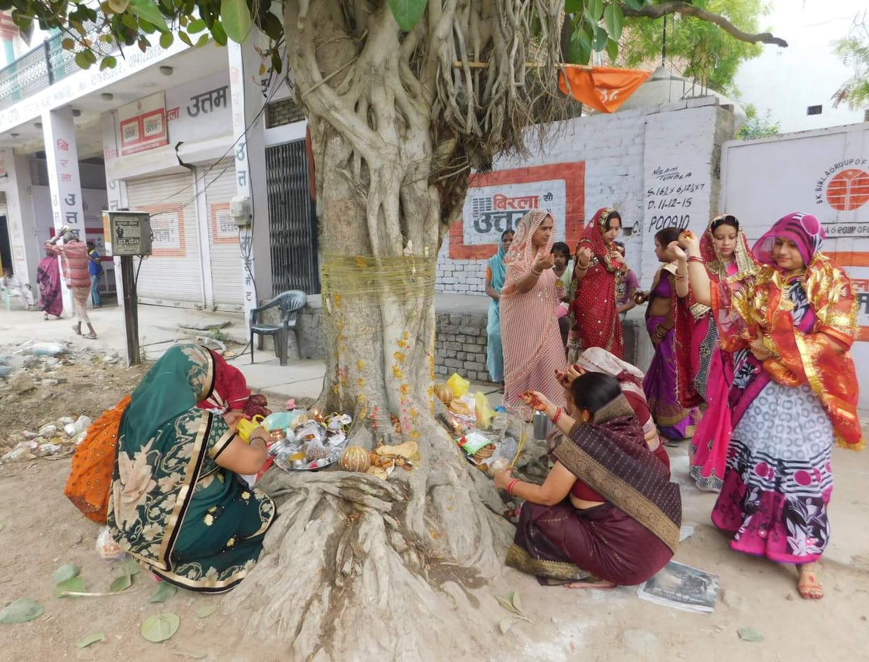 pati kee lambee aayu ke lie kee vat vrksh kee pooja