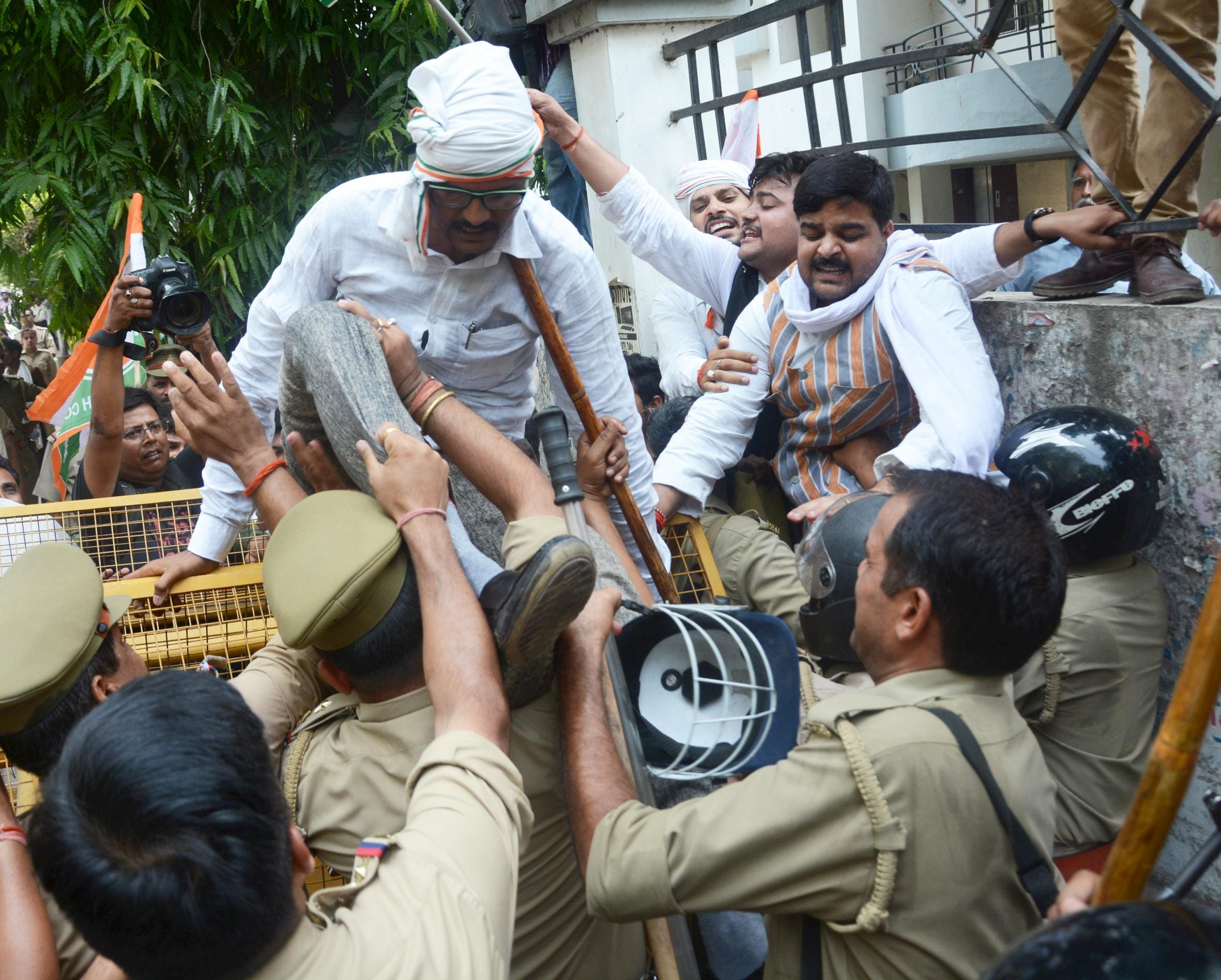 congress protest against modi government in lucknow