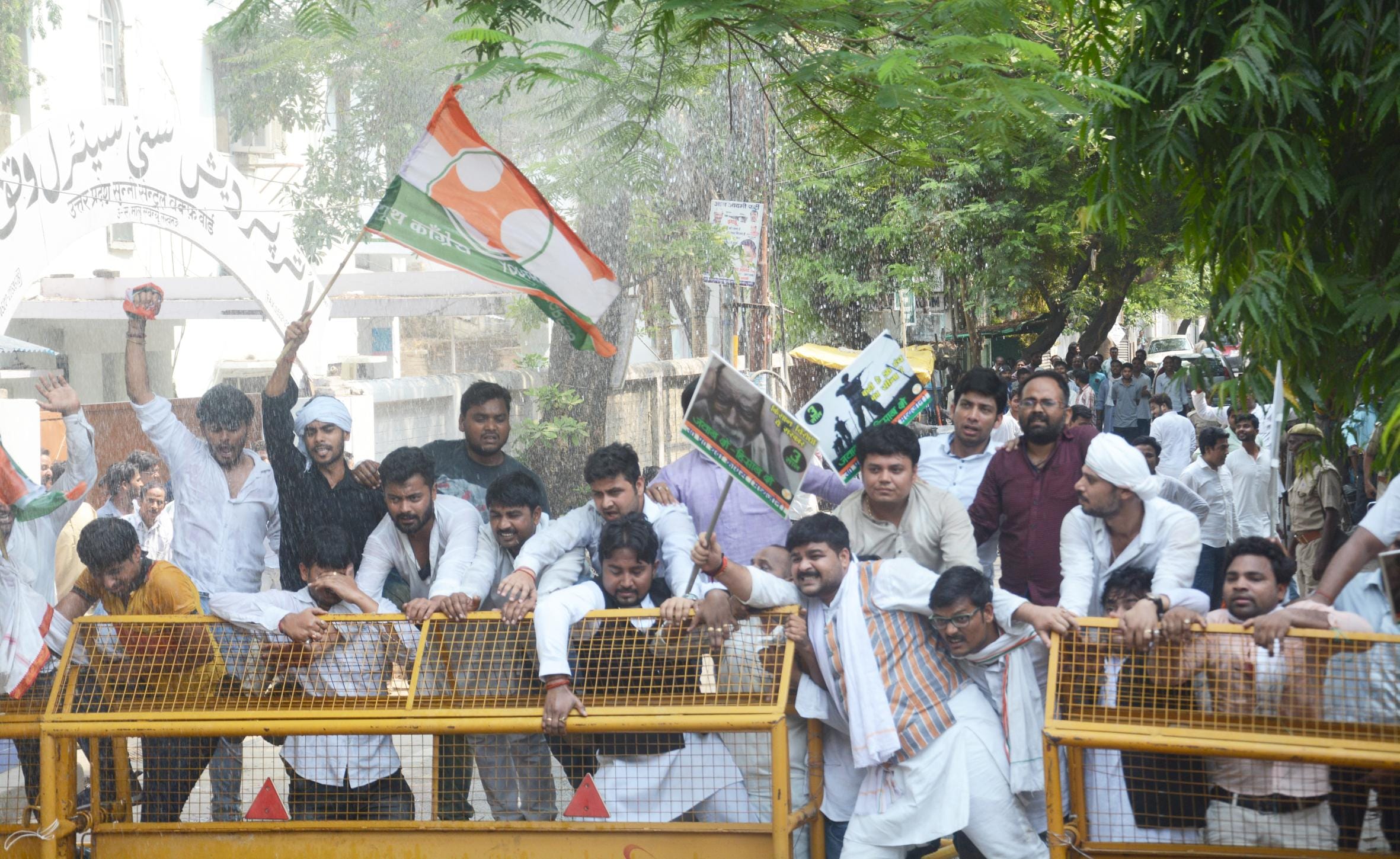 congress protest against modi government in lucknow