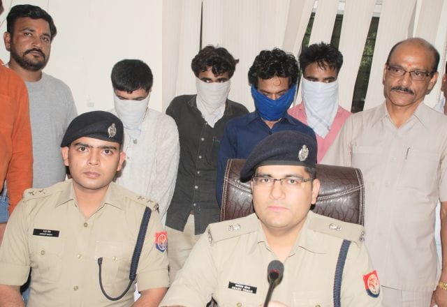 Four car robbers, two cases disclosed