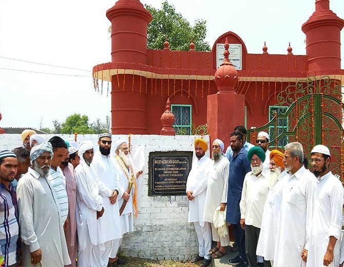 amazing story of sikh and muslim family friendship, sikh constructed the mosque in village