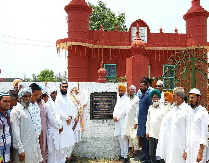 amazing story of sikh and muslim family friendship, sikh constructed the mosque in village