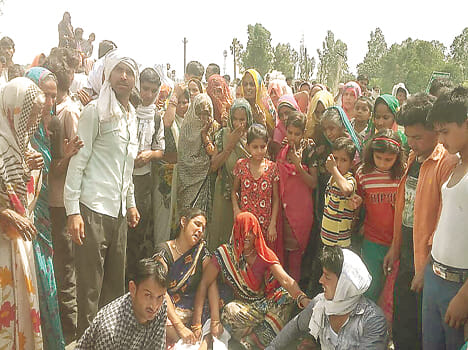 Death of the child by crushing bus, jams and stones
