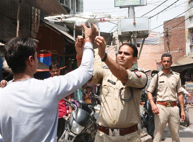 The police are surprised to see the stones on the rooftops of the mixed population