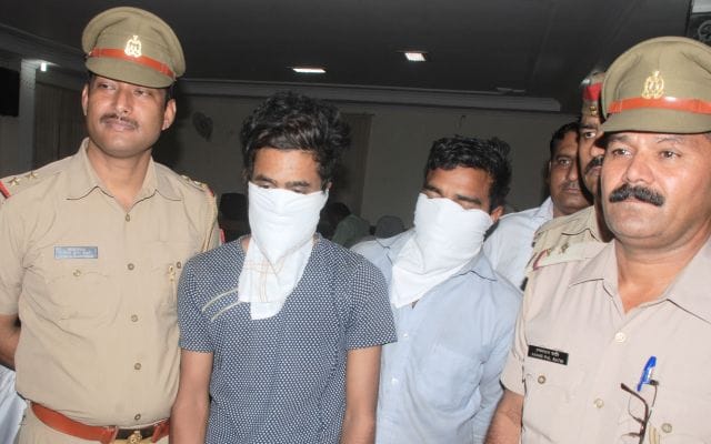 Two thieves carrying thieves in flats