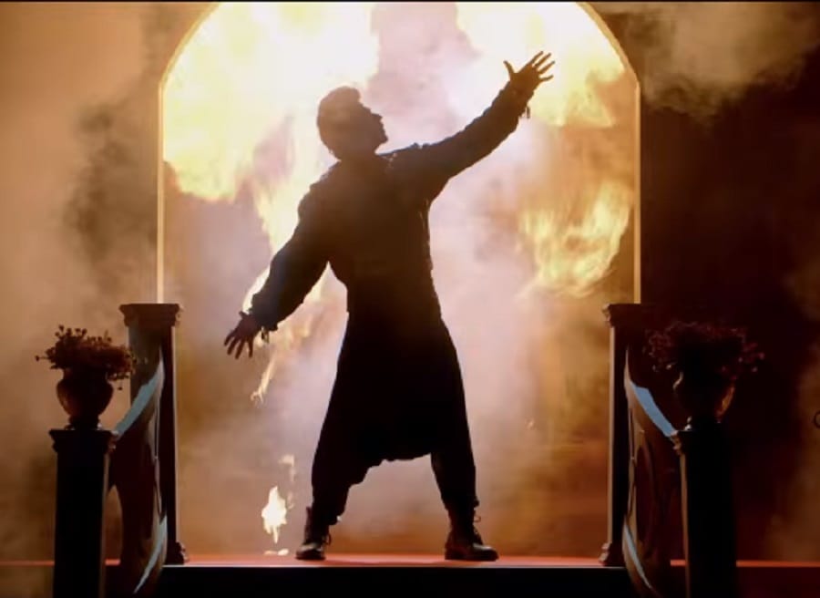 signature pose of shahrukh khan in salman khan upcoming film tubelight trailer