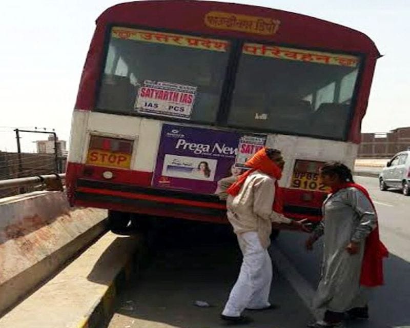 uparagaamee setu kee reling par chadhee bas, kaee ghaayal