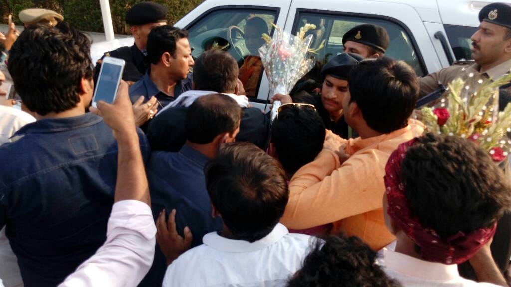 security mismanagement at cm yogi carcade at varanasi