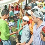 रमजान के चलते बाजार से टोपी खरीदते मुस्लिम युवक (फाइल फोटो)