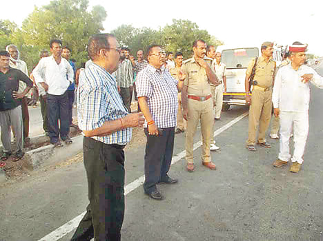 Bike rider dies of truck collision near chiruhari