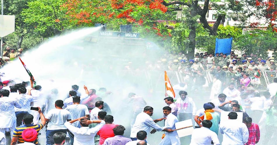  congress march against modi government, police Use of lathi charge