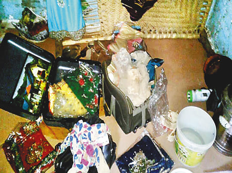 Three lakh cash and jewelers took the thief