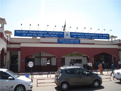 lucknow custom officers arrested man smuggling gold from dubai 