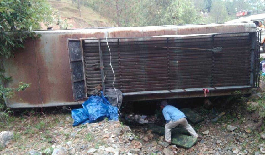 Kemu's bus bumps, passers-by survivors due to stairing failure