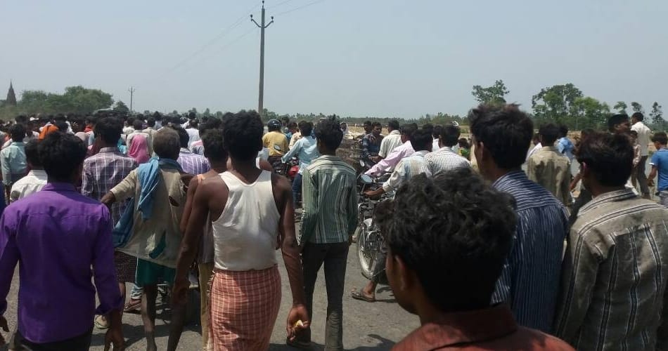 A jeep falls down in a canal in sitapur.