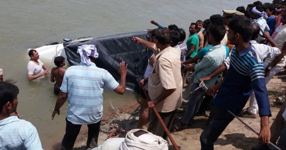 A jeep falls down in a canal in sitapur.