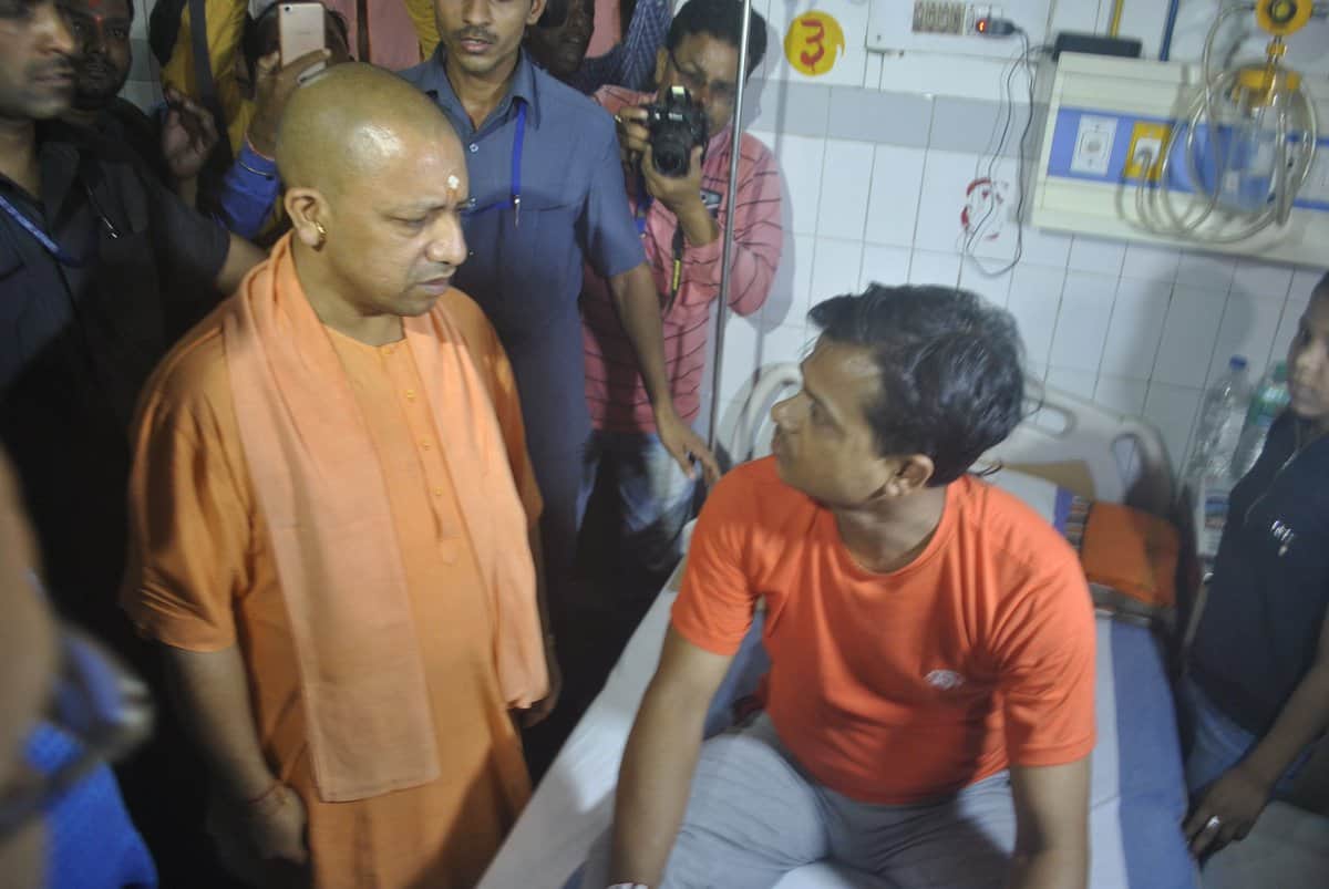 Yogi spent twenty six hours in PM parliamentary constituency Varanasi, see 10 pictures 