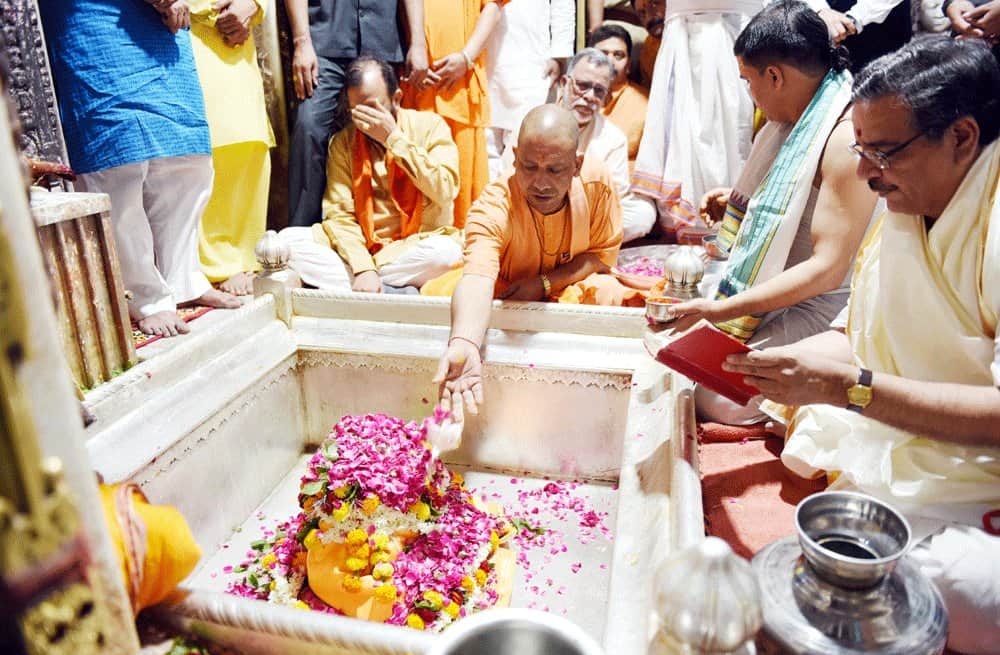 Yogi spent twenty six hours in PM parliamentary constituency Varanasi, see 10 pictures 