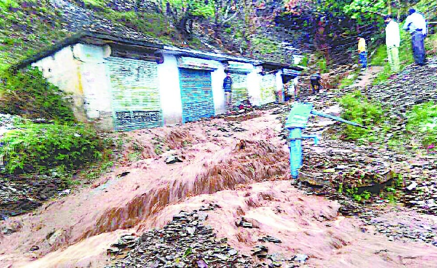 Cloud cracked in Munakot, many houses, debris in fields