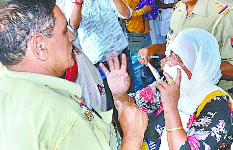 Due to a child thief, the police ran the woman, it was a lot of drama