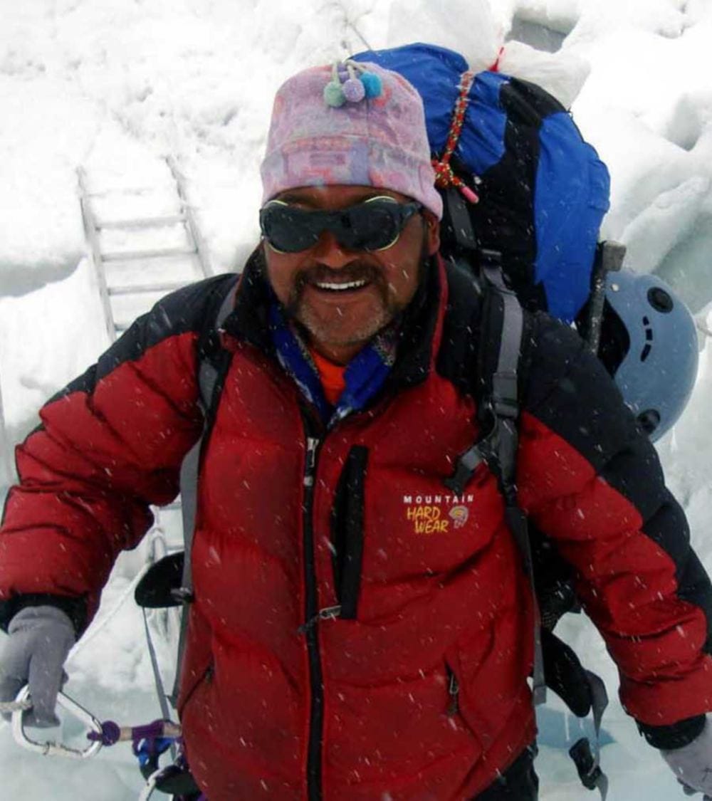 Padmashri lavaraj reached Everest peak with his team
