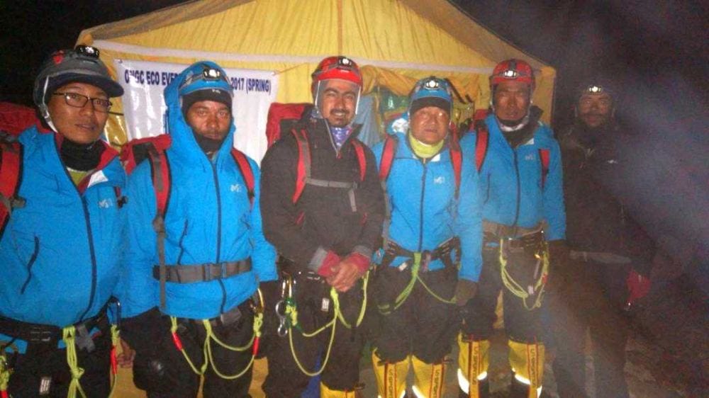 Padmashri lavaraj reached Everest peak with his team