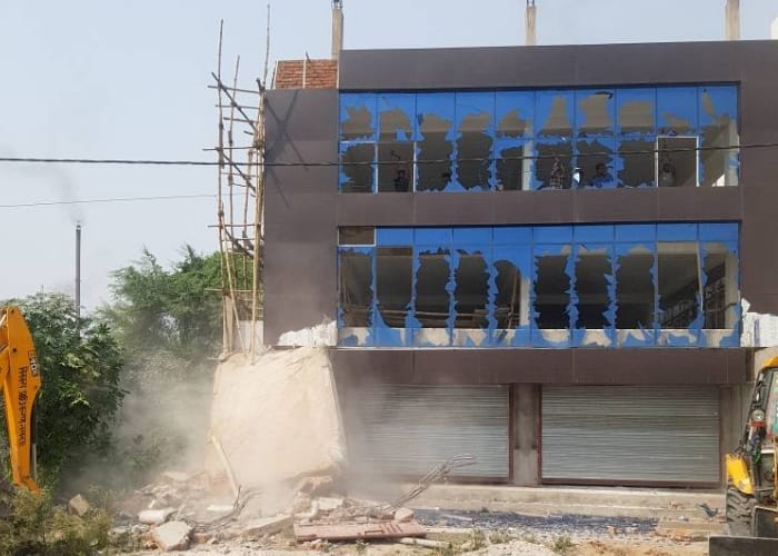 lda workers beaten in oppose to remove illegal constructions