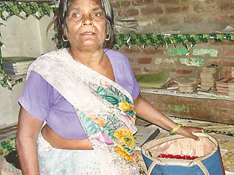 4 lac rupees theft from si house