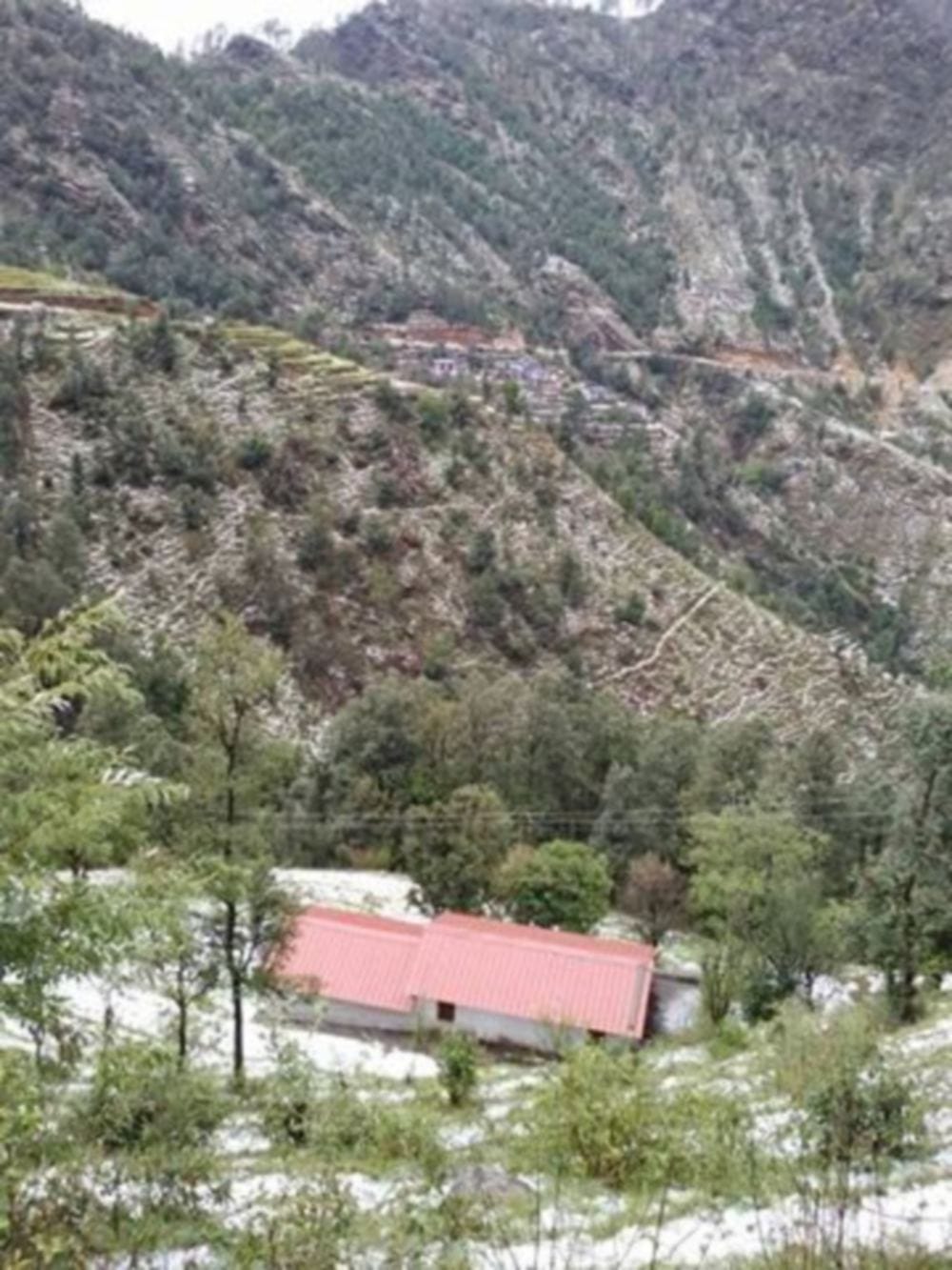 photos of very heavy snowfall in pithoragarh uttarakhand
