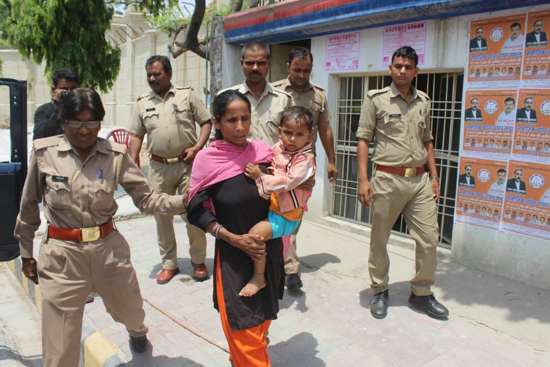 woman tried to commit suicide infront of vidhan sabha
