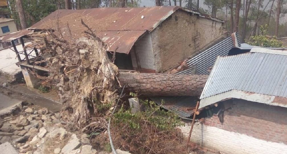 Giant cracks, children and survivors dropped on the house