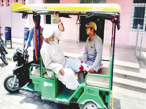 Injured in emergency door after getting no stretcher