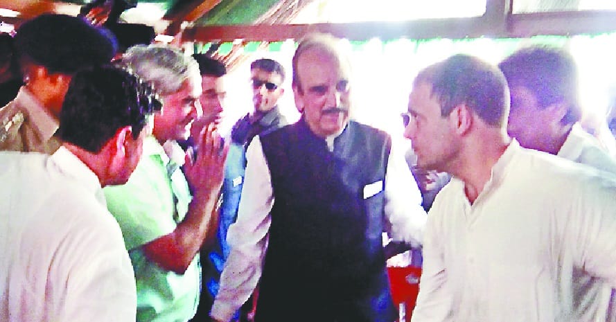 DM ne rahul ke haath jode