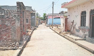 na jaane kab tak jhelna hoga dahshat ka dansh
