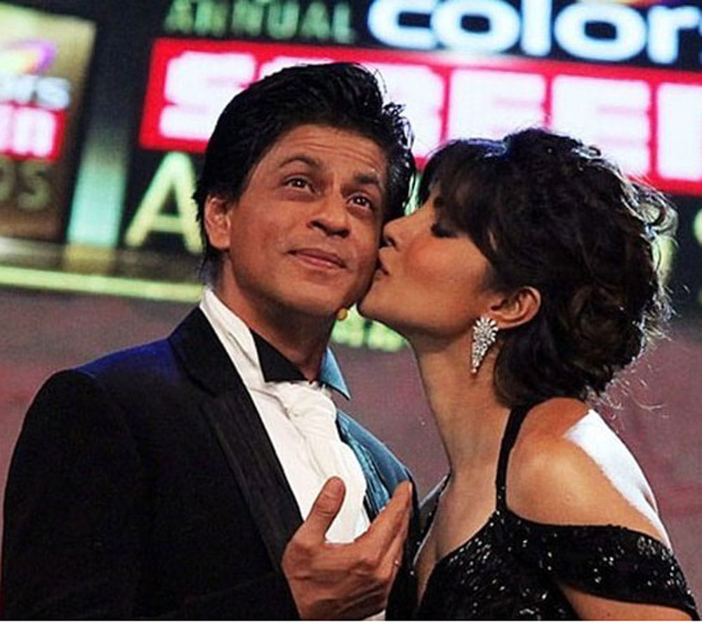 Priyanka Chopra jacket report first LIKES and then UN-LIKES tweet on Shah Rukh Khan