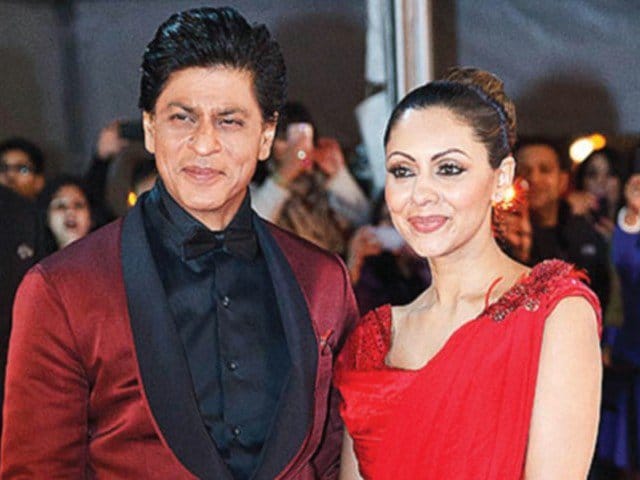 Shah Rukh Khan uses a blanket to hide himself from getting clicked in shahrukh khan party