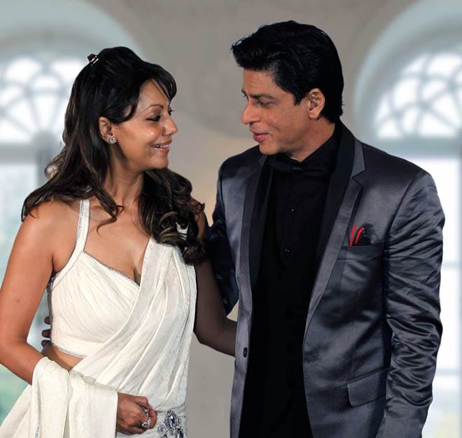 Shah Rukh Khan uses a blanket to hide himself from getting clicked in shahrukh khan party