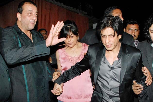 Shah Rukh Khan uses a blanket to hide himself from getting clicked in shahrukh khan party