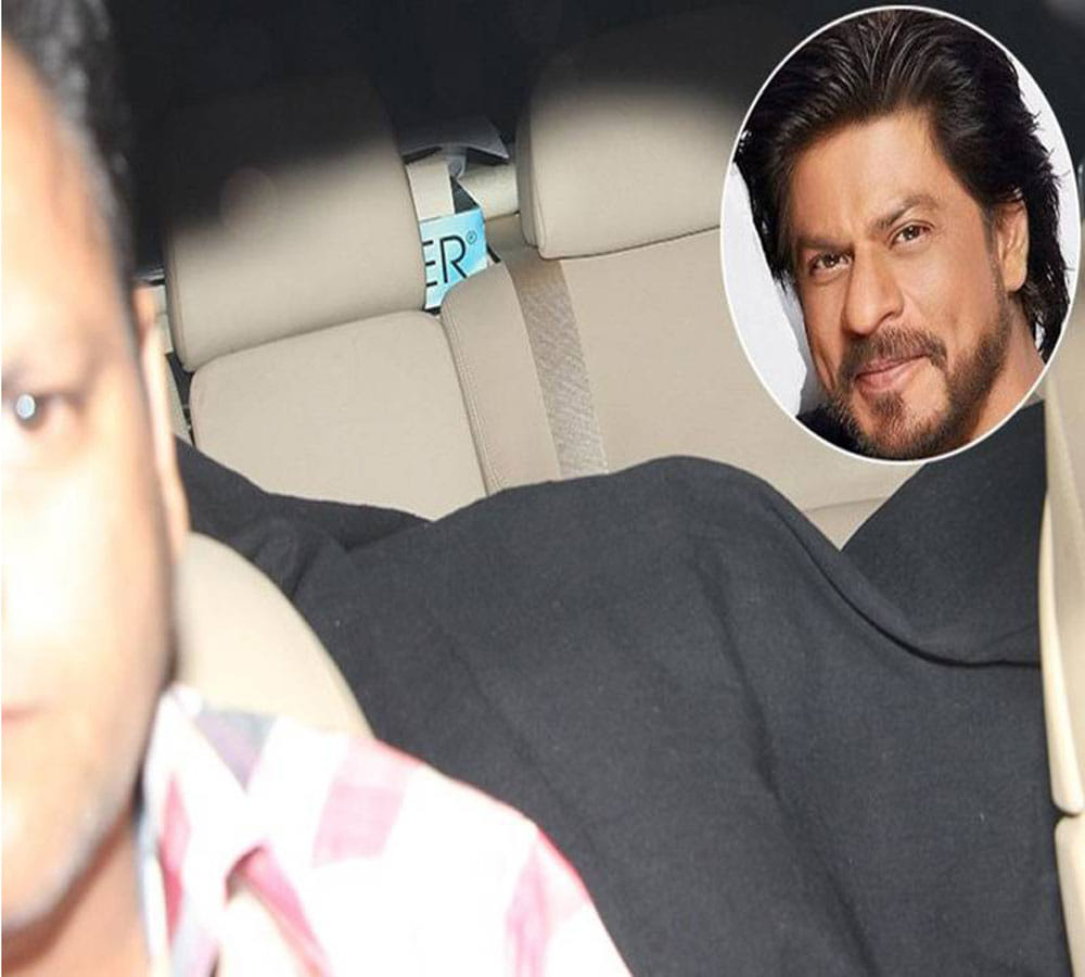 Shah Rukh Khan uses a blanket to hide himself from getting clicked in shahrukh khan party
