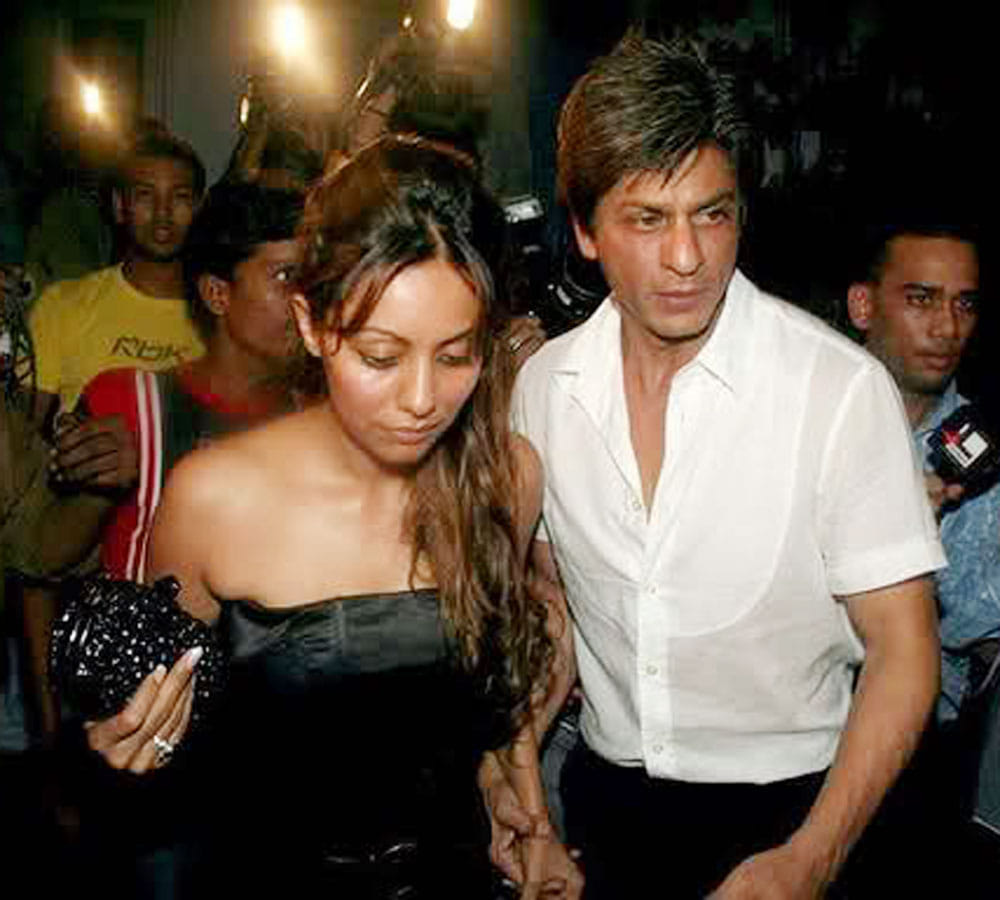 Shah Rukh Khan uses a blanket to hide himself from getting clicked in shahrukh khan party