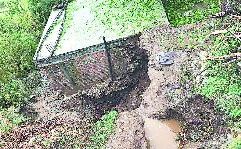 16 houses of Bhadkholi were found to be debris