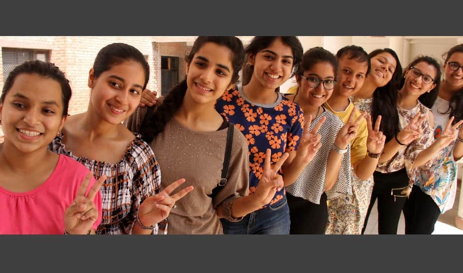 cbse 12 result 2017 decleared, students celebration in delhi
